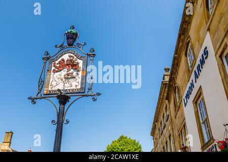 Heruntergekommenes Straßennamen-Zeichen des Lygon Arms in der High Street, Chipping Campden, einer kleinen Marktstadt in den Cotswolds in Gloucestershire Stockfoto
