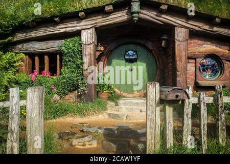 Grüne Tür eines Hobbit-Hauses im Hobbiton-Filmset. Stockfoto