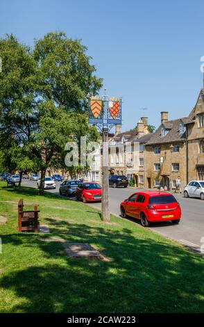 Heraldisches Straßennamen-Schild in der High Street, zentral Chipping Campden, einer kleinen Marktstadt in den Cotswolds in Gloucestershire Stockfoto