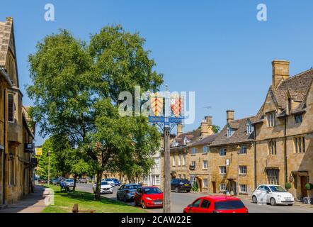 Heraldische Straßennamen und traditionelle Cotswold Steingebäude in der High Street, Chipping Campden, eine kleine Marktstadt in den Cotswolds Stockfoto