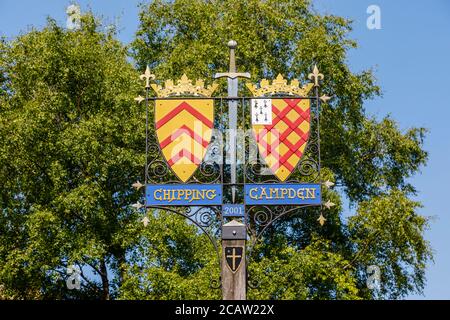 Heraldisches Straßennamen-Schild in der High Street, zentral Chipping Campden, einer kleinen Marktstadt in den Cotswolds in Gloucestershire Stockfoto