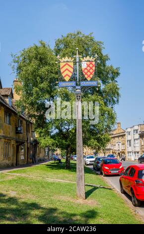 Heraldisches Straßennamen-Schild in der High Street, zentral Chipping Campden, einer kleinen Marktstadt in den Cotswolds in Gloucestershire Stockfoto