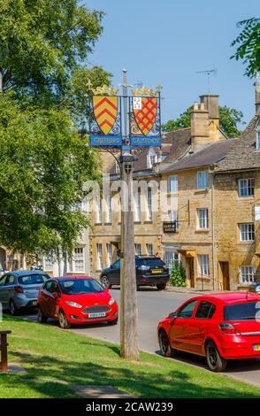 Heraldisches Straßennamen-Schild in der High Street, zentral Chipping Campden, einer kleinen Marktstadt in den Cotswolds in Gloucestershire Stockfoto