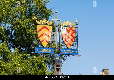 Heraldisches Straßennamen-Schild in der High Street, zentral Chipping Campden, einer kleinen Marktstadt in den Cotswolds in Gloucestershire Stockfoto