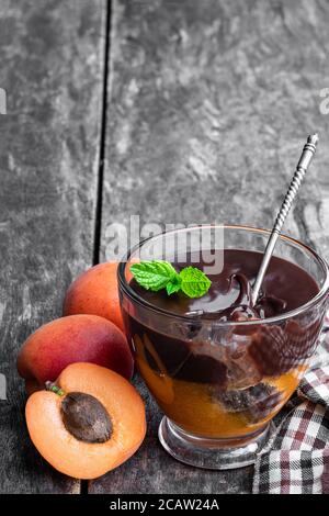Geschichtete Dessert in Glas mit Aprikosengelee mit Schokoladenmousse Stockfoto
