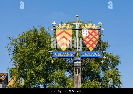 Heraldisches Straßennamen-Schild in der High Street, zentral Chipping Campden, einer kleinen Marktstadt in den Cotswolds in Gloucestershire Stockfoto