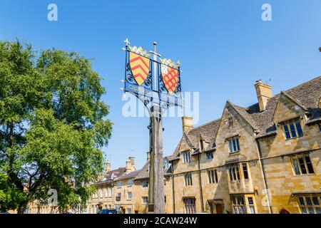 Heraldisches Straßennamen-Schild in der High Street, zentral Chipping Campden, einer kleinen Marktstadt in den Cotswolds in Gloucestershire Stockfoto