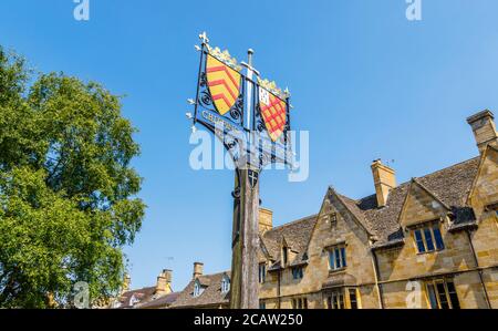 Heraldisches Straßennamen-Schild in der High Street, zentral Chipping Campden, einer kleinen Marktstadt in den Cotswolds in Gloucestershire Stockfoto