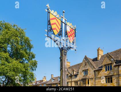 Heraldisches Straßennamen-Schild in der High Street, zentral Chipping Campden, einer kleinen Marktstadt in den Cotswolds in Gloucestershire Stockfoto