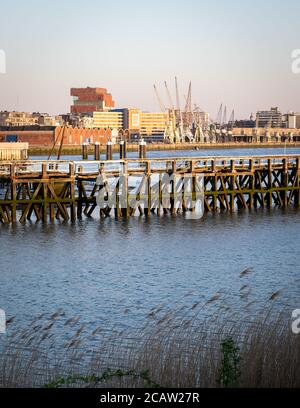 Alte hölzerne Pier vor dem nördlichen Teil der Stadt Antwerpen, Belgien Stockfoto