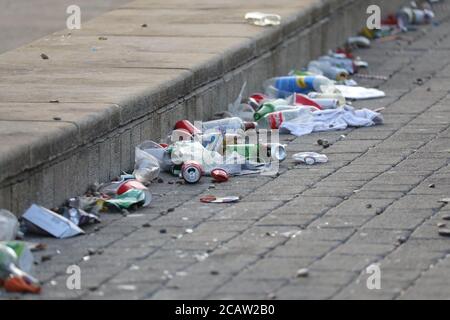 Brighton, Großbritannien. August 2020. Nach einem geschäftigen Tag im Resort gestern sind riesige Mengen an Müll über die Strandpromenade und den Strand von Brighton verstreut. Kredit: James Boardman/Alamy Live Nachrichten Stockfoto