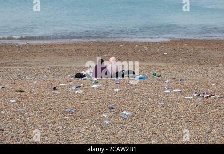 Brighton, Großbritannien. August 2020. Nach einem geschäftigen Tag im Resort gestern sind riesige Mengen an Müll über die Strandpromenade und den Strand von Brighton verstreut. Kredit: James Boardman/Alamy Live Nachrichten Stockfoto