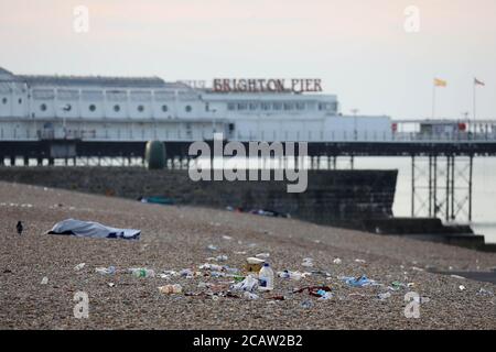 Brighton, Großbritannien. August 2020. Nach einem geschäftigen Tag im Resort gestern sind riesige Mengen an Müll über die Strandpromenade und den Strand von Brighton verstreut. Kredit: James Boardman/Alamy Live Nachrichten Stockfoto