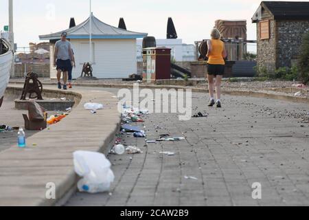 Brighton, Großbritannien. August 2020. Nach einem geschäftigen Tag im Resort gestern sind riesige Mengen an Müll über die Strandpromenade und den Strand von Brighton verstreut. Kredit: James Boardman/Alamy Live Nachrichten Stockfoto