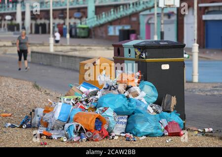 Brighton, Großbritannien. August 2020. Nach einem geschäftigen Tag im Resort gestern sind riesige Mengen an Müll über die Strandpromenade und den Strand von Brighton verstreut. Kredit: James Boardman/Alamy Live Nachrichten Stockfoto