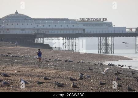 Brighton, Großbritannien. August 2020. Nach einem geschäftigen Tag im Resort gestern sind riesige Mengen an Müll über die Strandpromenade und den Strand von Brighton verstreut. Kredit: James Boardman/Alamy Live Nachrichten Stockfoto