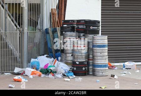 Brighton, Großbritannien. August 2020. Nach einem geschäftigen Tag im Resort gestern sind riesige Mengen an Müll über die Strandpromenade und den Strand von Brighton verstreut. Kredit: James Boardman/Alamy Live Nachrichten Stockfoto