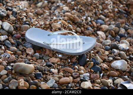 Brighton, Großbritannien. August 2020. Ein weggeworfener Flip Flop auf Brighton Beach Kredit: James Boardman/Alamy Live News Stockfoto