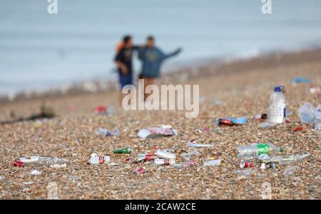 Brighton, Großbritannien. August 2020. Nach einem geschäftigen Tag im Resort gestern sind riesige Mengen an Müll über die Strandpromenade und den Strand von Brighton verstreut. Kredit: James Boardman/Alamy Live Nachrichten Stockfoto