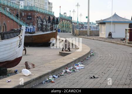 Brighton, Großbritannien. August 2020. Nach einem geschäftigen Tag im Resort gestern sind riesige Mengen an Müll über die Strandpromenade und den Strand von Brighton verstreut. Kredit: James Boardman/Alamy Live Nachrichten Stockfoto