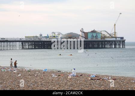 Brighton, Großbritannien. August 2020. Nach einem geschäftigen Tag im Resort gestern sind riesige Mengen an Müll über die Strandpromenade und den Strand von Brighton verstreut. Kredit: James Boardman/Alamy Live Nachrichten Stockfoto