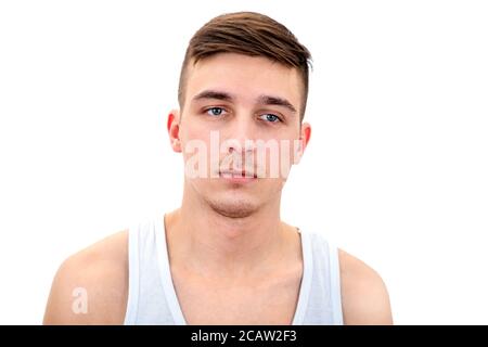 Nachdenklicher junger Mann im Unterhemd isoliert auf dem Weiß Hintergrund Stockfoto