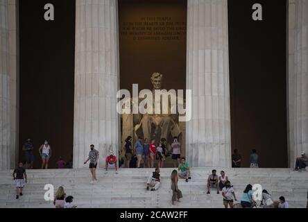 Washington, USA. August 2020. Menschen besuchen das Lincoln Memorial in Washington, DC, USA, 8. August 2020. Ab Samstagabend haben die Vereinigten Staaten fast 5 Millionen bestätigte COVID-19-Fälle gemeldet, laut einer Zählung der Johns Hopkins University. Quelle: Liu Jie/Xinhua/Alamy Live News Stockfoto