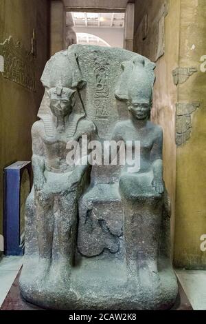 Ägypten, Kairo, Ägyptisches Museum, Statue Gruppe von König Ramses II und asiatische Göttin Anat. Stockfoto