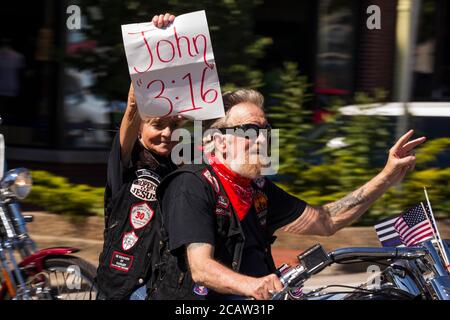 Bloomington, Usa. August 2020. Eine Frau hält ein Schild mit einer religiösen Botschaft, während Pro-Polizei-Fahrer durch die Innenstadt von Bloomington während einer "Defend the Police" Veranstaltung zur Unterstützung der Polizei und um gegen die Definanzierung der Polizei zu protestieren. Kredit: SOPA Images Limited/Alamy Live Nachrichten Stockfoto