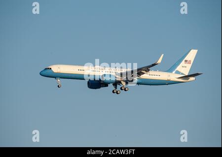 Helsinki / Finnland - 15. Juli 2018: Donald Trump ist auf dem Gipfel 2018 in Helsinki angekommen, um den Präsidenten der Russischen Föderation, Wladimir Putin, zu treffen. Boeing C-32 oper Stockfoto