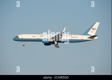 Helsinki / Finnland - 15. Juli 2018: Donald Trump ist auf dem Gipfel 2018 in Helsinki angekommen, um den Präsidenten der Russischen Föderation, Wladimir Putin, zu treffen. Boeing C-32 oper Stockfoto