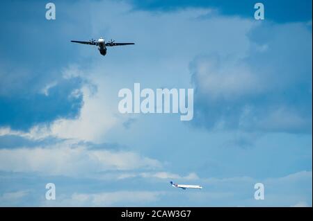 Helsinki / Finnland - 23. September 2018: Ein Embraer E190 von SAS (Scandinavian Airline System) wird am Helsinki-Vantaa Airport EFH angefahren Stockfoto