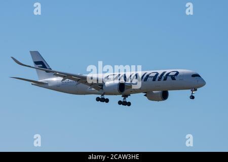 Helsinki / Finnland – 14. Mai 2019: Ein Airbus A350 von Finnair wird am Helsinki-Vantaa Airport EFHK endgültig angeflogen. Stockfoto