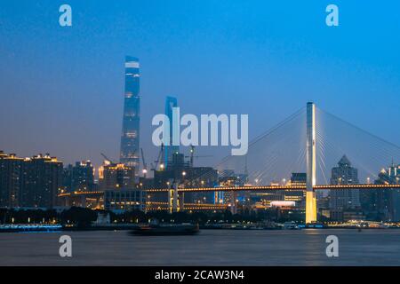 Nachtansicht der Nanpu-Brücke, am Huangpu-Fluss, in Shanghai, China. Stockfoto