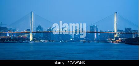 Nachtansicht der Nanpu-Brücke, am Huangpu-Fluss, in Shanghai, China. Stockfoto