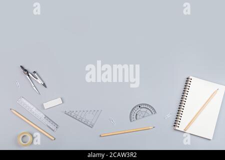 Hintergrund "zurück zur Schule" mit Textstelle. Sammlung von Schulbedarf in einem hellen, flachen Stil. Bildungskonzept. Kopierbereich, Mockup, Overhead Stockfoto