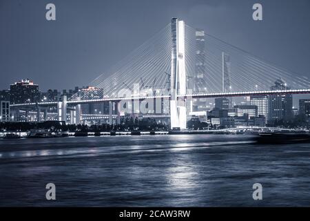 Nachtansicht der Nanpu-Brücke, am Huangpu-Fluss, in Shanghai, China. Stockfoto