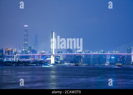 Nachtansicht der Nanpu-Brücke, am Huangpu-Fluss, in Shanghai, China. Stockfoto