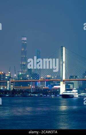 Nachtansicht der Nanpu-Brücke, am Huangpu-Fluss, in Shanghai, China. Stockfoto