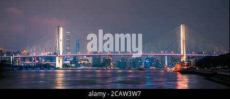 Nachtansicht der Nanpu-Brücke, am Huangpu-Fluss, in Shanghai, China. Stockfoto