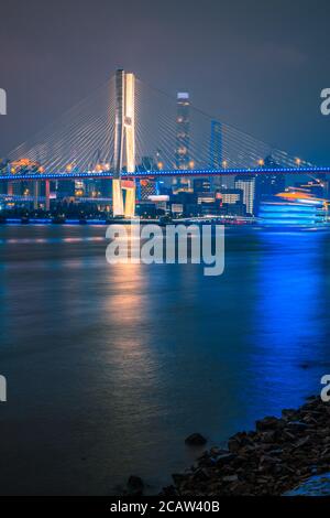 Nachtansicht der Nanpu-Brücke, am Huangpu-Fluss, in Shanghai, China. Stockfoto