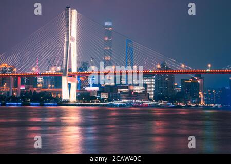 Nachtansicht der Nanpu-Brücke, am Huangpu-Fluss, in Shanghai, China. Stockfoto