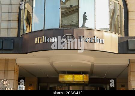 Berlin, Deutschland. August 2020. Außenansicht des Hotel Hilton Berlin. Quelle: Gerald Matzka/dpa-Zentralbild/ZB/dpa/Alamy Live News Stockfoto