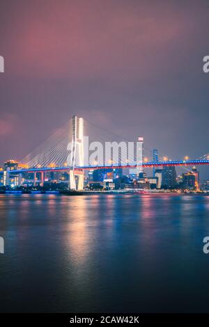 Nachtansicht der Nanpu-Brücke, am Huangpu-Fluss, in Shanghai, China. Stockfoto