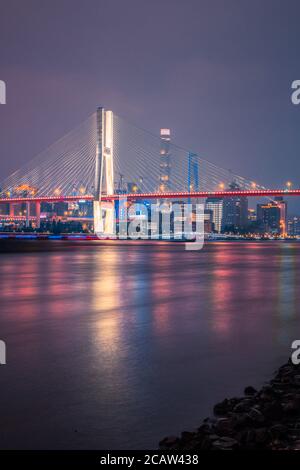 Nachtansicht der Nanpu-Brücke, am Huangpu-Fluss, in Shanghai, China. Stockfoto
