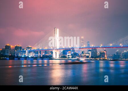 Nachtansicht der Nanpu-Brücke, am Huangpu-Fluss, in Shanghai, China. Stockfoto