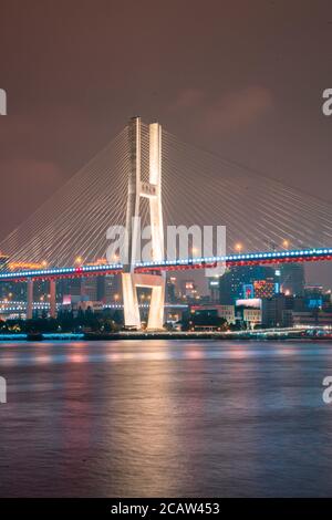 Nachtansicht der Nanpu-Brücke, am Huangpu-Fluss, in Shanghai, China. Stockfoto