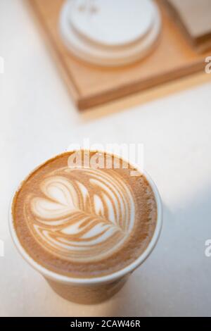 Nahansicht einer Tasse Kaffee Latte. Stockfoto