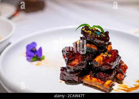 Süßes und saures Schweinefleisch Rippchen, traditionelle chinesische Gericht in Shanghai. Stockfoto