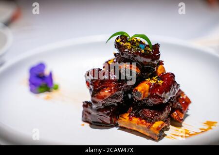 Süßes und saures Schweinefleisch Rippchen, traditionelle chinesische Gericht in Shanghai. Stockfoto